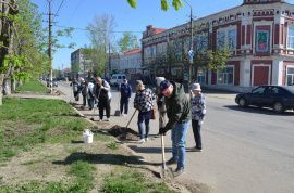 Весенний месячник: в Петровске приводят в порядок центральные улицы города