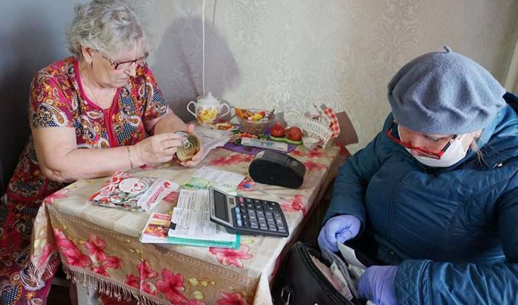 Дадут ли пенсионерам перед выборами денег. Пенсионеры в России. Пенсионеры пенсия. Бабушка получает пенсию. Пенсионер с деньгами.