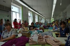 Сотрудников двух швейных фабрик Петровска поздравили с предстоящим профессиональным праздником