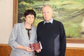 Родителям Николая БАУКОВА - уроженца села Грачёвка, погибшего на Донбассе, передали награду сына