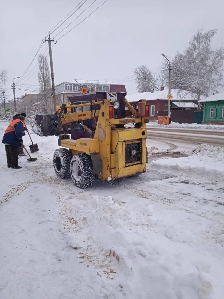 В городе и районе идут работы по расчистке улиц и дорог от снега |  19.12.2021 | Петровск - БезФормата